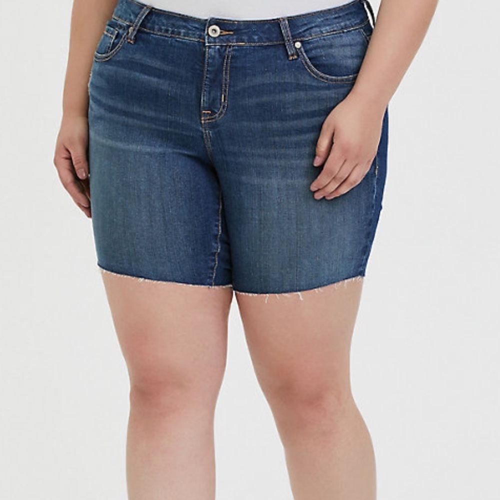 MID RISE BERMUDA SHORT - VINTAGE STRETCH DARK WASH
